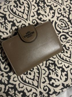 New Coach Medium Corner Zip 