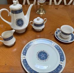 Carico Fine China Service For 4+ Tea Set NIB