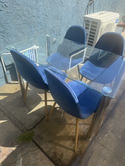 Table/chairs