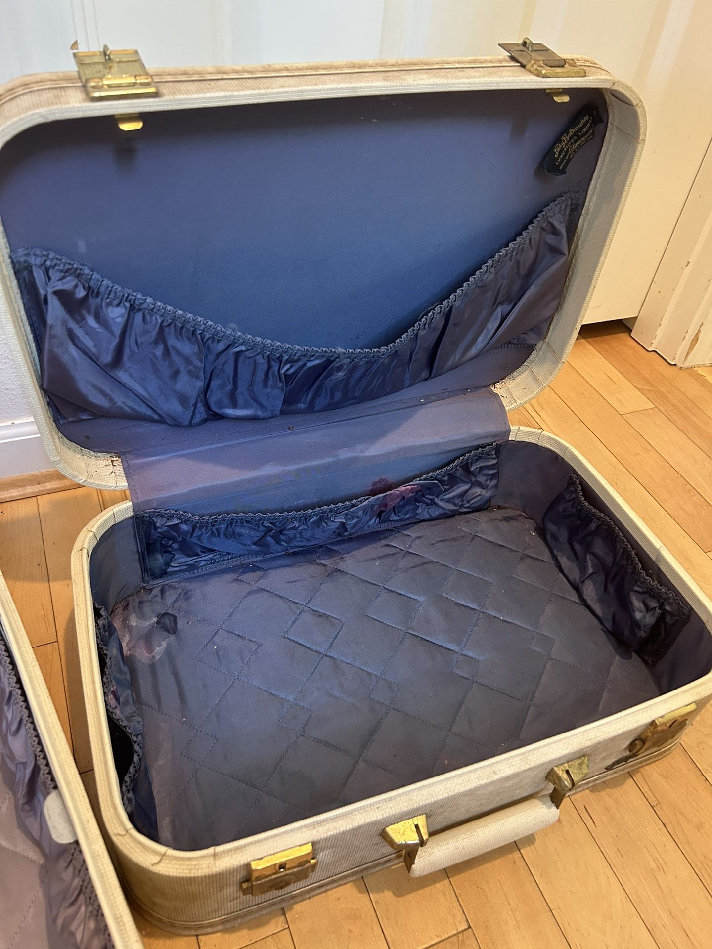 Vintage Lady, Baltimore Luggage Set In Orlando for Sale in Wellington, FL -  OfferUp