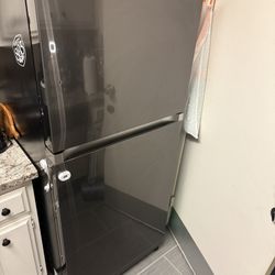 Samsung Refrigerator 18cu Ft