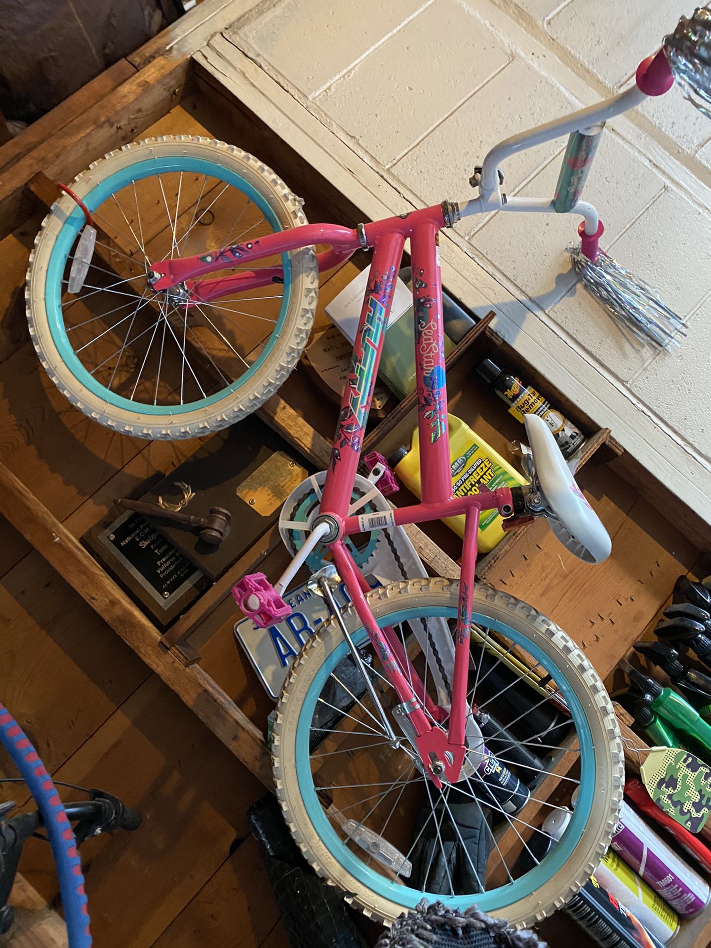 This is a 20" Huffy Sea Star Girls' Bike, Pearl White.