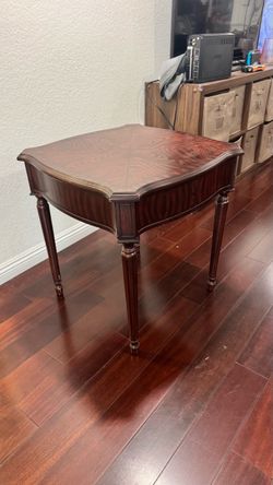 Traditional Wood End Table / Side Table with 4 Pull-Out Trays – 26”