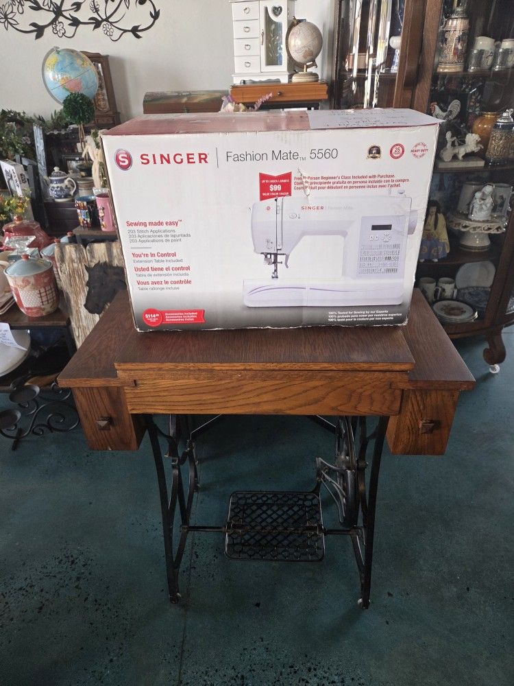 Singer Sewing Machine With Antique Table