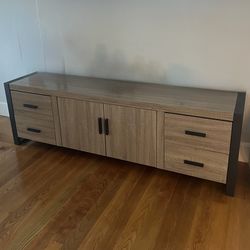 Mediq TV stand