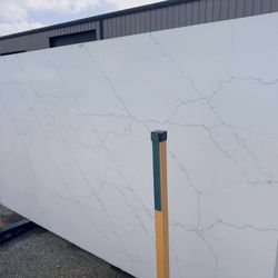 QUARTZ STONE SLABS SUPER JUMBO IN CALACATTA SAFYRA 📏Each slabs cover  75.7 sq.ft, Thickness 3 cm 🔥Price $899 per Slab🔥 