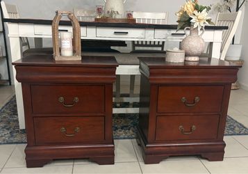 Three drawer nightstand set