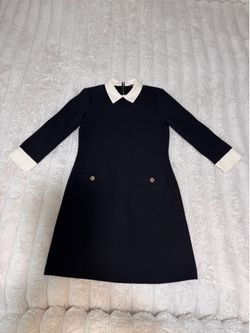 Vestido elegante negro con cuello blanco