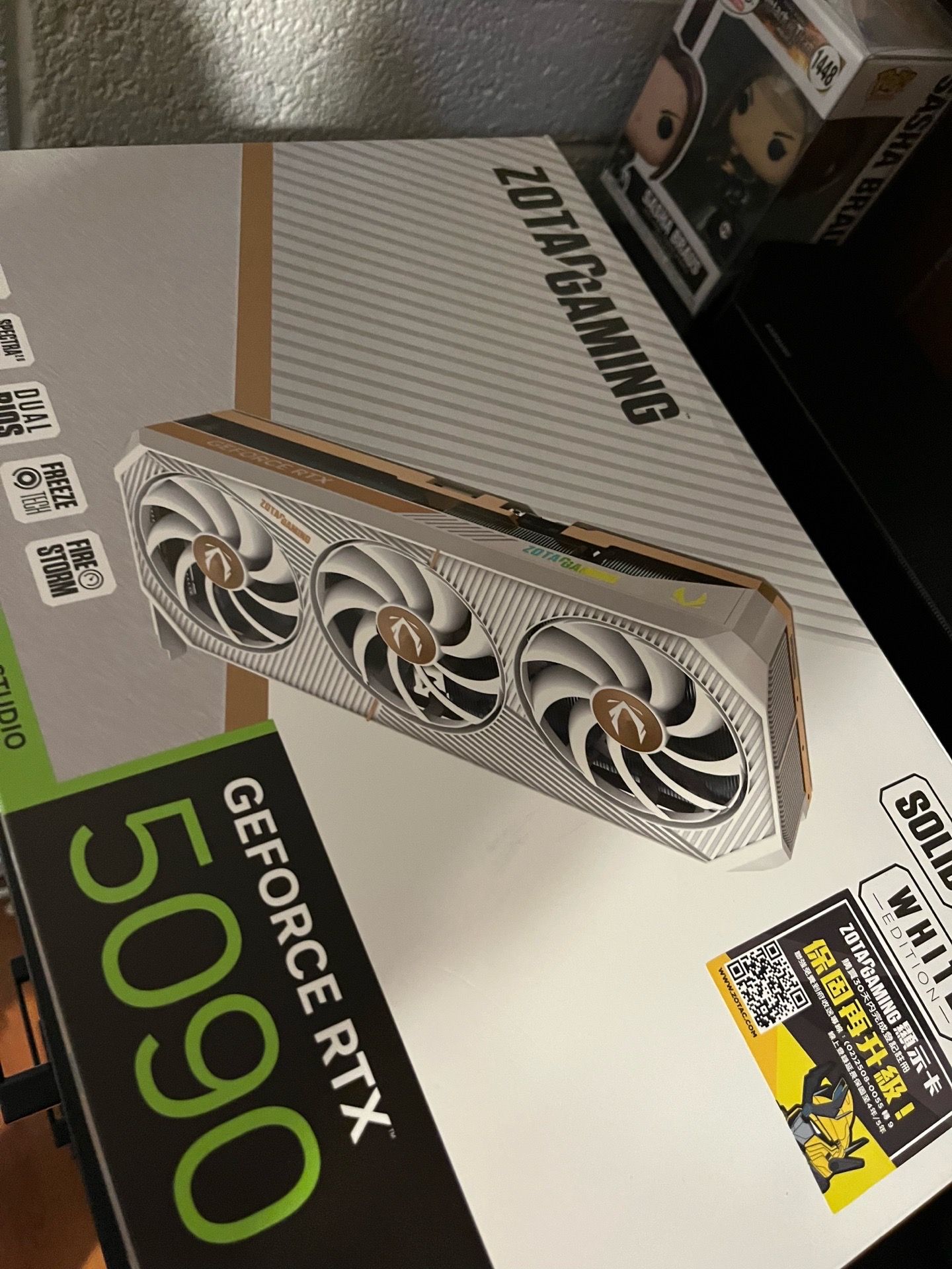 White RTX 5090 Zotac Gpu