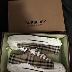 Burberry Converse Size 8