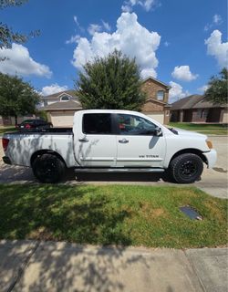 Nissan Titan V8 Crew Cab Pickup Truck