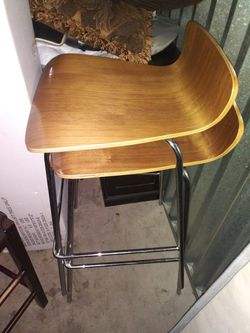 2 wooden bar stools