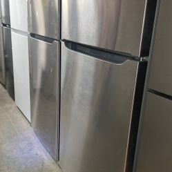 FRIGIDAIRE, APARTMENT SIZE REFRIGERATOR. 
