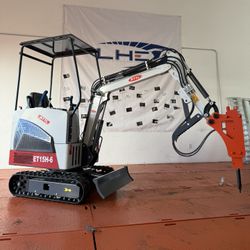 1.5 Ton Mini Excavator – 2025 Model, Brand New With Breaker Installed! 