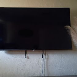 50inch Tv W/Wall Mount