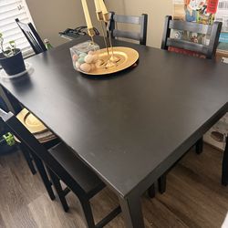 Family Dinning Table! All 4 Chairs! Excellent condition! black!