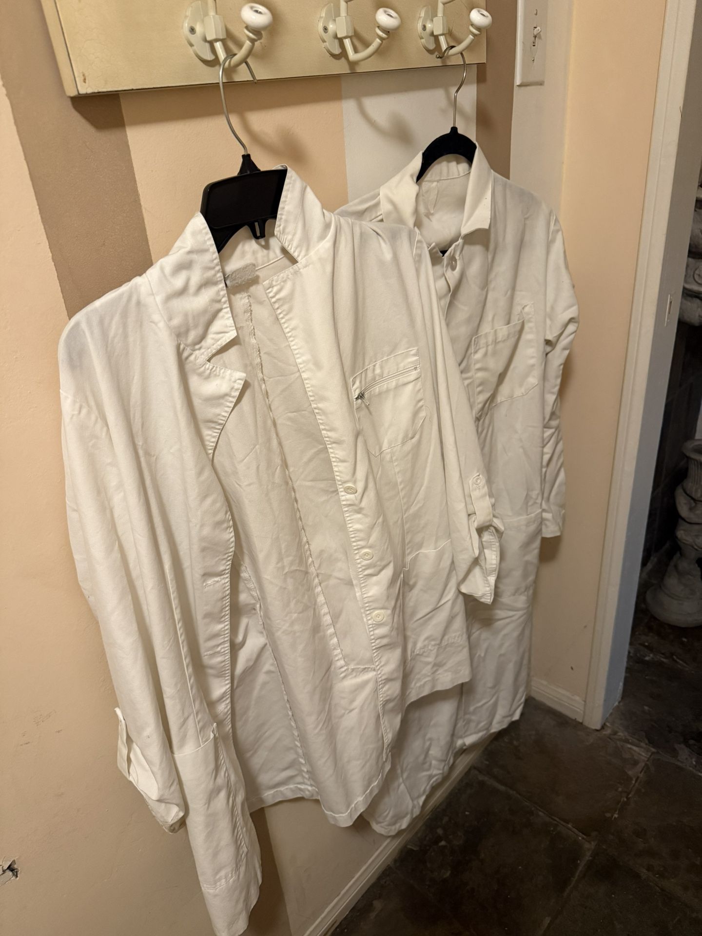 White Smock – Size Medium – Great for Nurses, Beauticians, Healthcare – Santa Monica