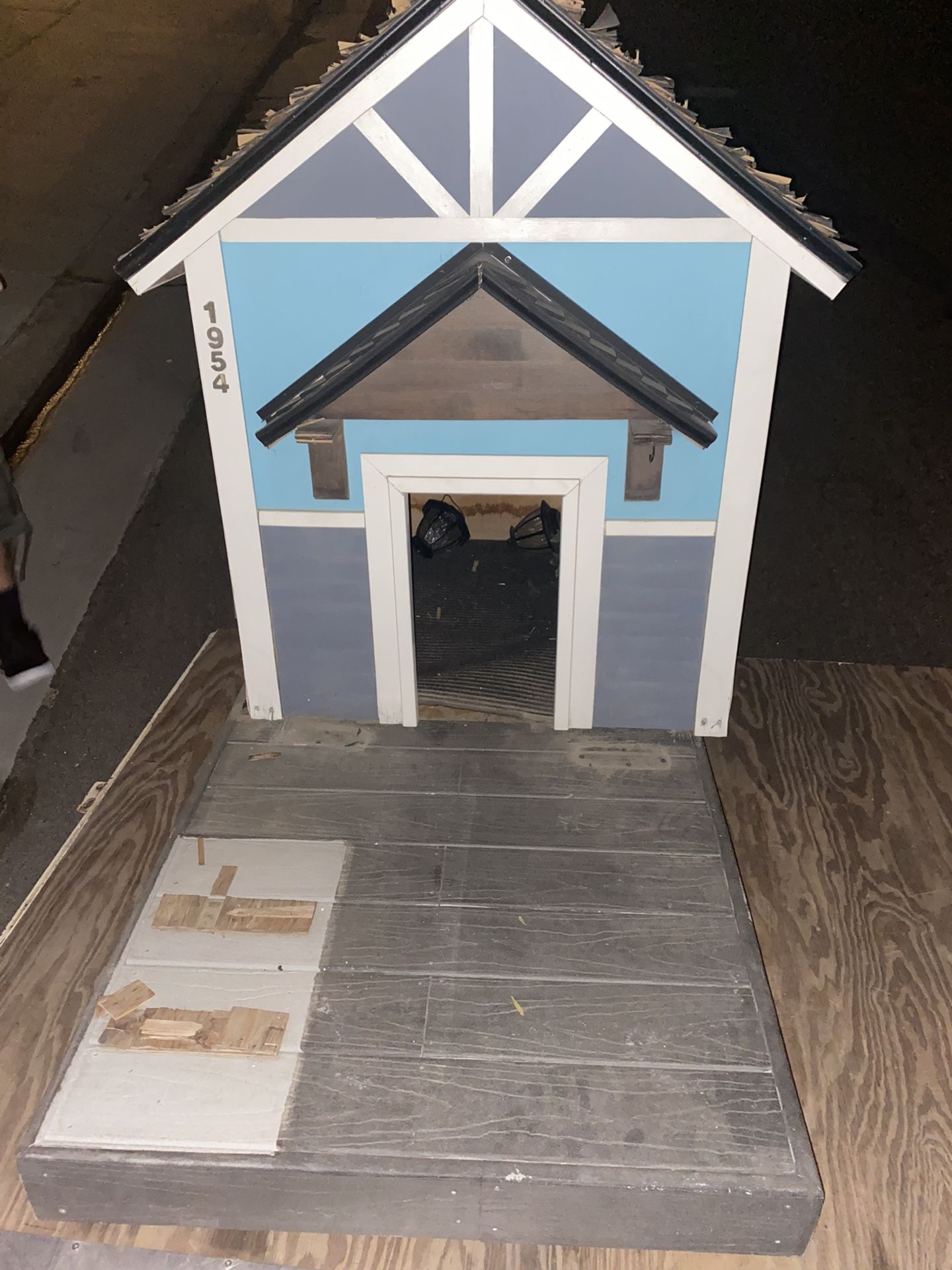 Lennar Holmes dog house