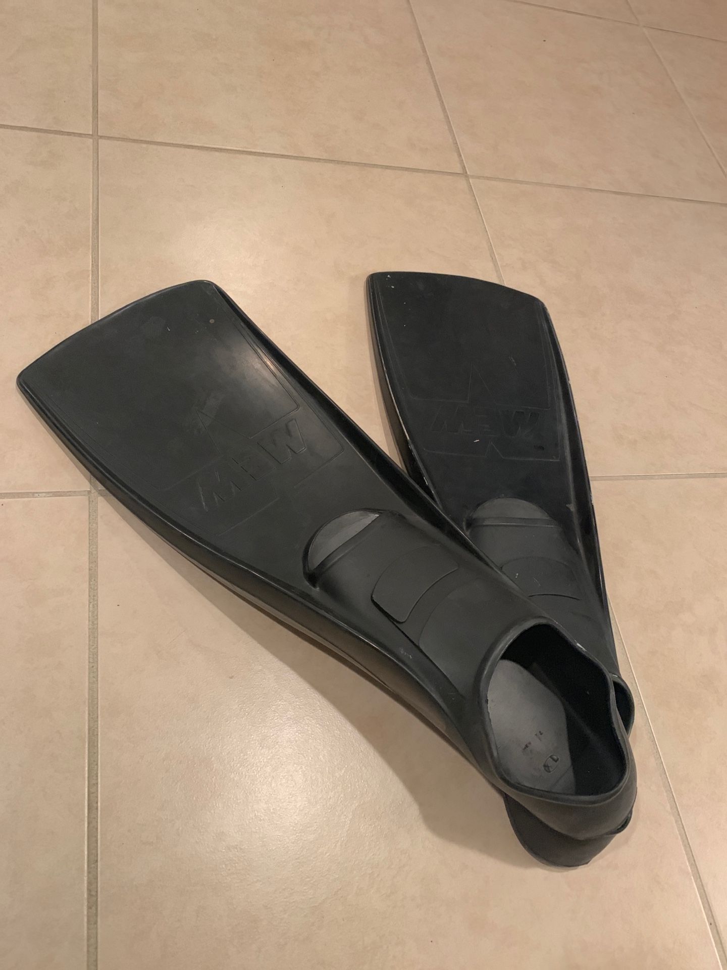 MEW Men’s Black swim fins size XL