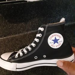 Converse womens 8.5 Great Condition 