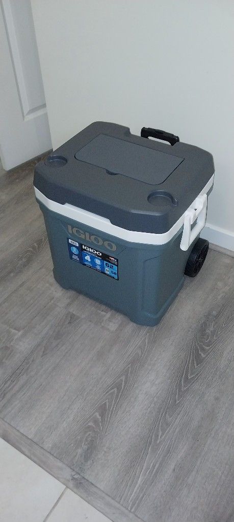 IGLOO MAXCOLD 62 Quart Latitude Roller Cooler (Model #: 34839)
