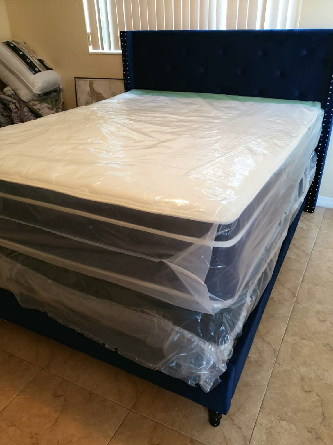 NEW QUEEN PILLOW TOP MATTRESS AND BOX SPRING 😊