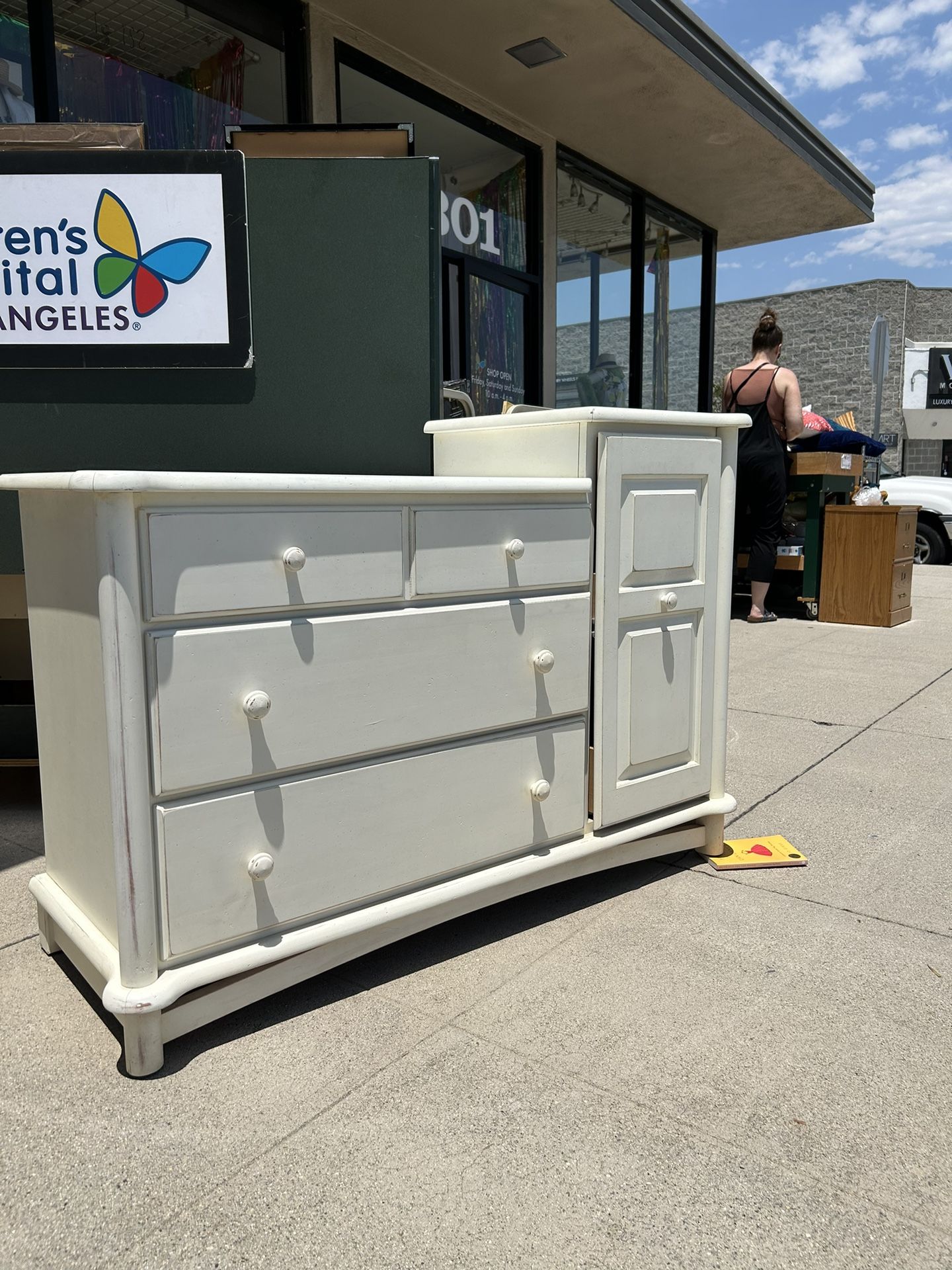 Dresser / Changing Table ! White " Ragassi " $365 Obo!