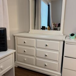 White Wood Dresser With Mirror 