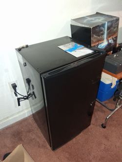 MAINSTAYS 3'X3' MINI FRIDGE
