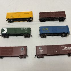 HO Roundhouse/Athearn Train Cars