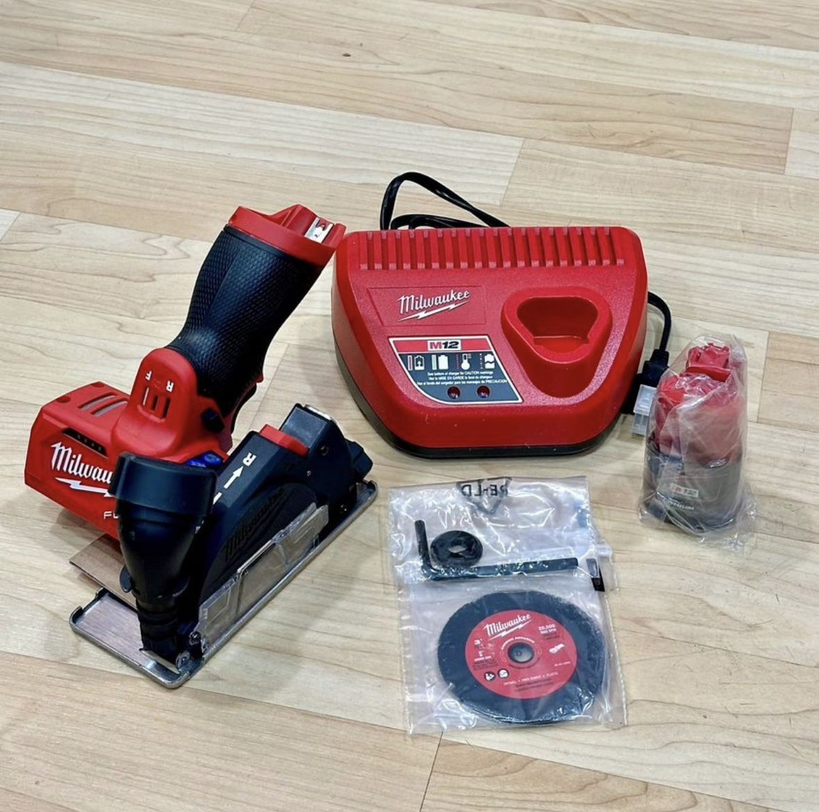 Milwaukee M12 FUEL 12V Brushless 3 in. Cut Off Saw, Battery, Charger