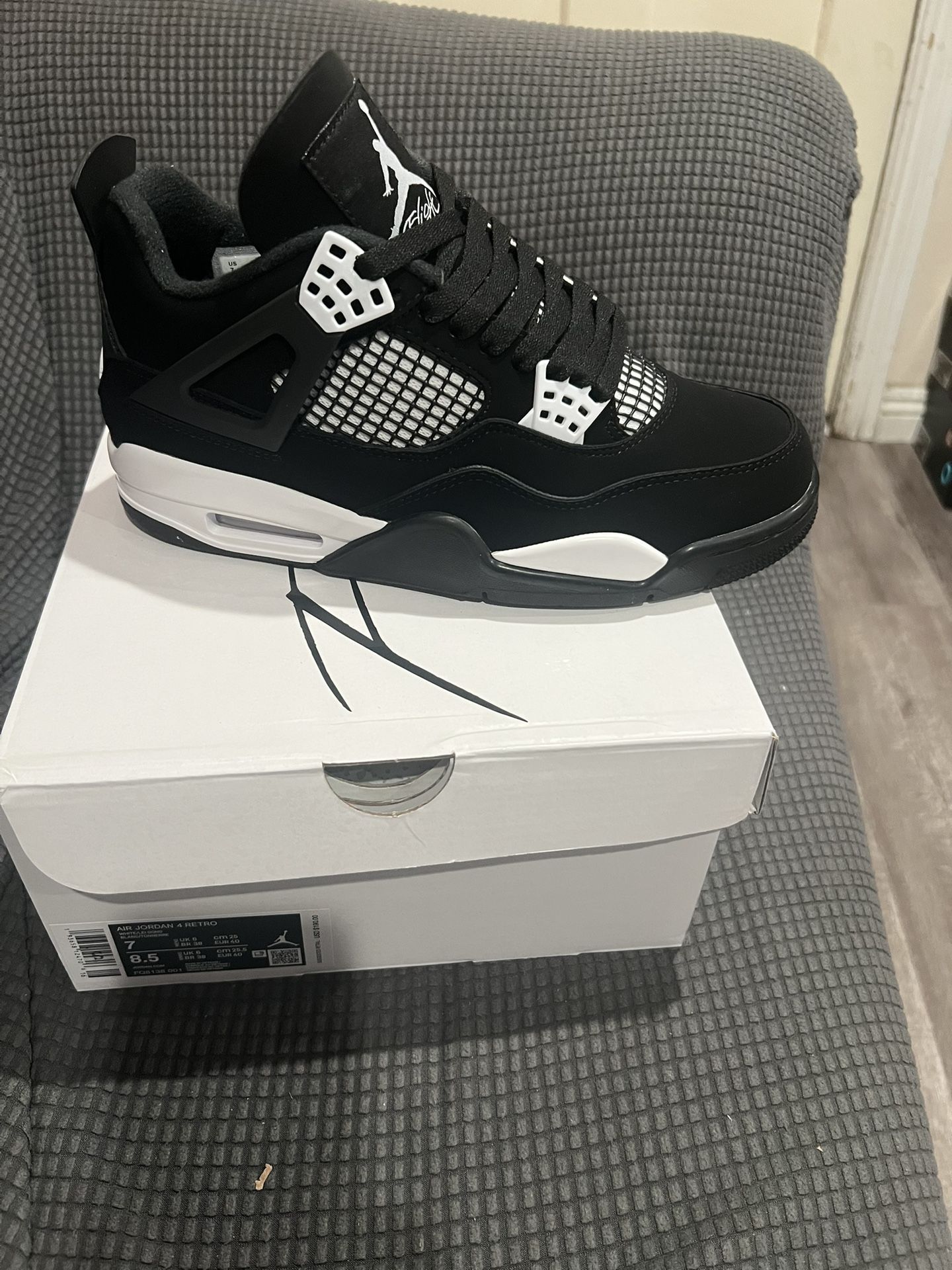 Jordan Retro4 Men Size 7, 7.5, 8, 8.5, 9, 9.5, 10, 10.5, 11, 12, 13