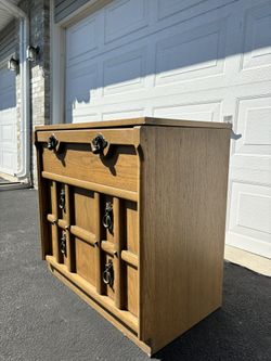 ‼️3 DRAWER VINTAGE NIGHTSTAND‼️FOR SALE 40$ OR BEST OFFER‼️