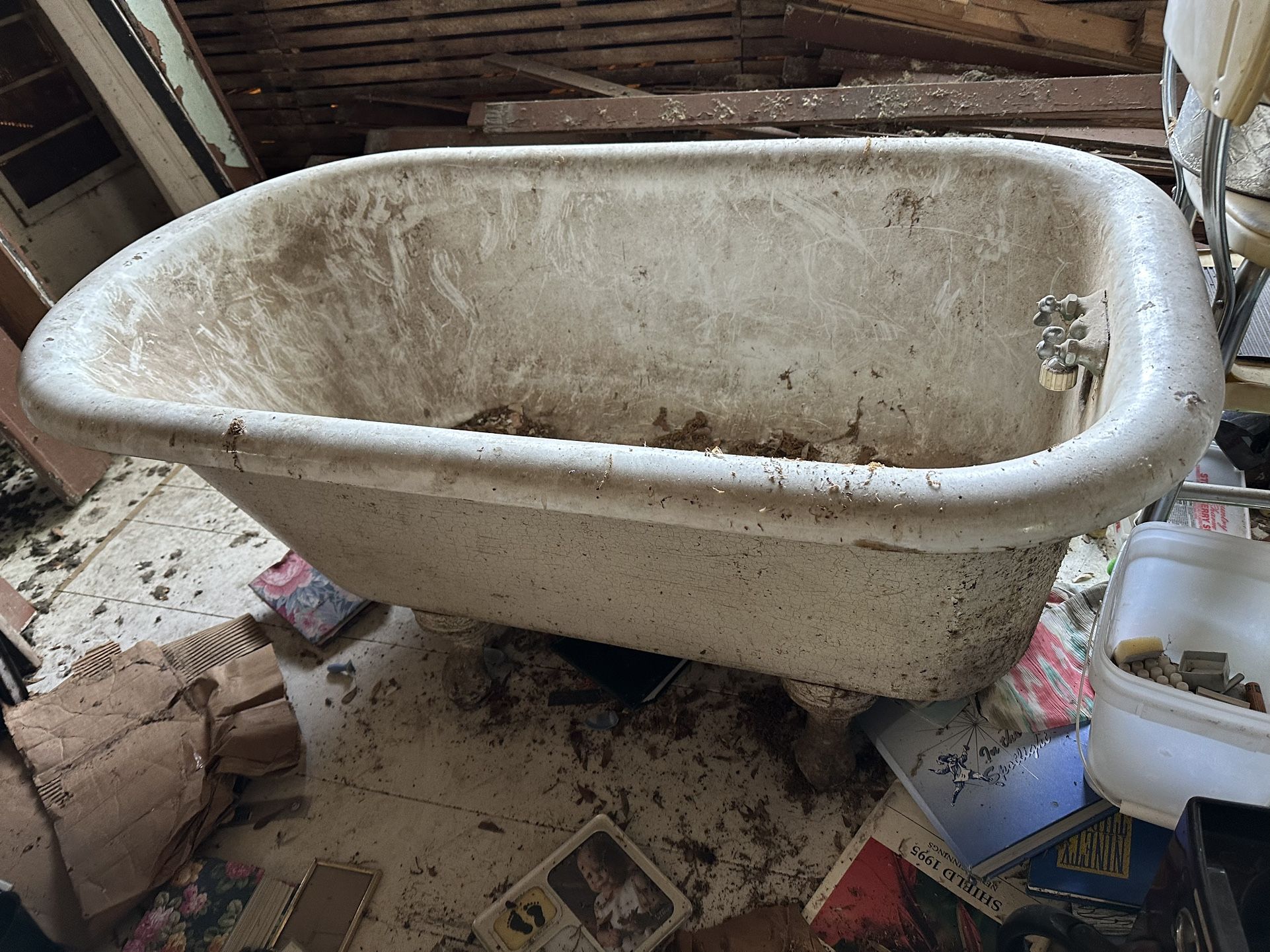 Vintage Clawfoot Tub With Hardware