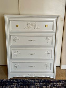 White chest of drawers