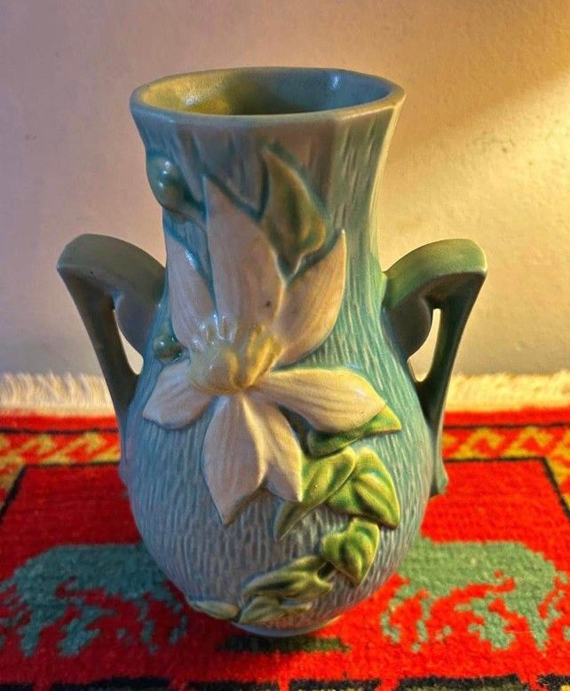 JARRON ANTIGUO DE PORCELANA A RELIEVE