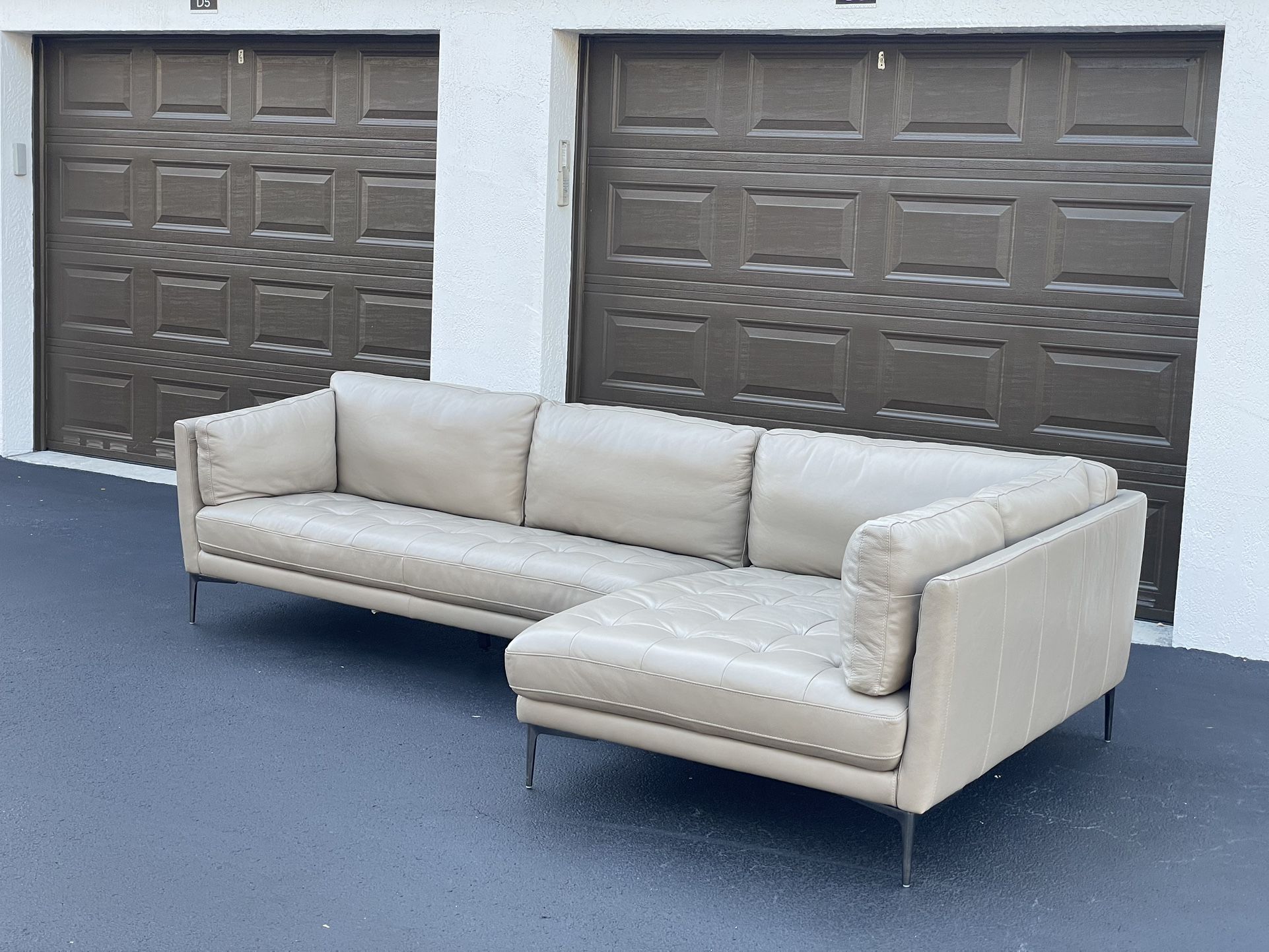 🛋️ Sectional Couch/Sofa - Beige - LIKE NEW - Delivery Available 🚛