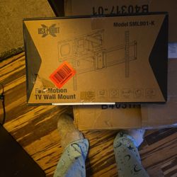 Full Motion TV Wall Mount