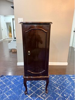 Standing jewelry box