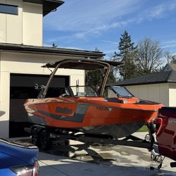 2022 Malibu Wakesetter 21 LX Surf Boat