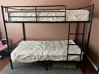 Twin bunk bed