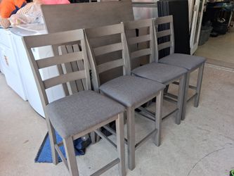 Signature design by Ashley Square center table set, 4 chairs