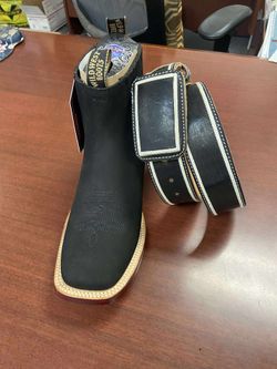 Botín de piel punta cuadrada y cinturón Pitiado acordonado