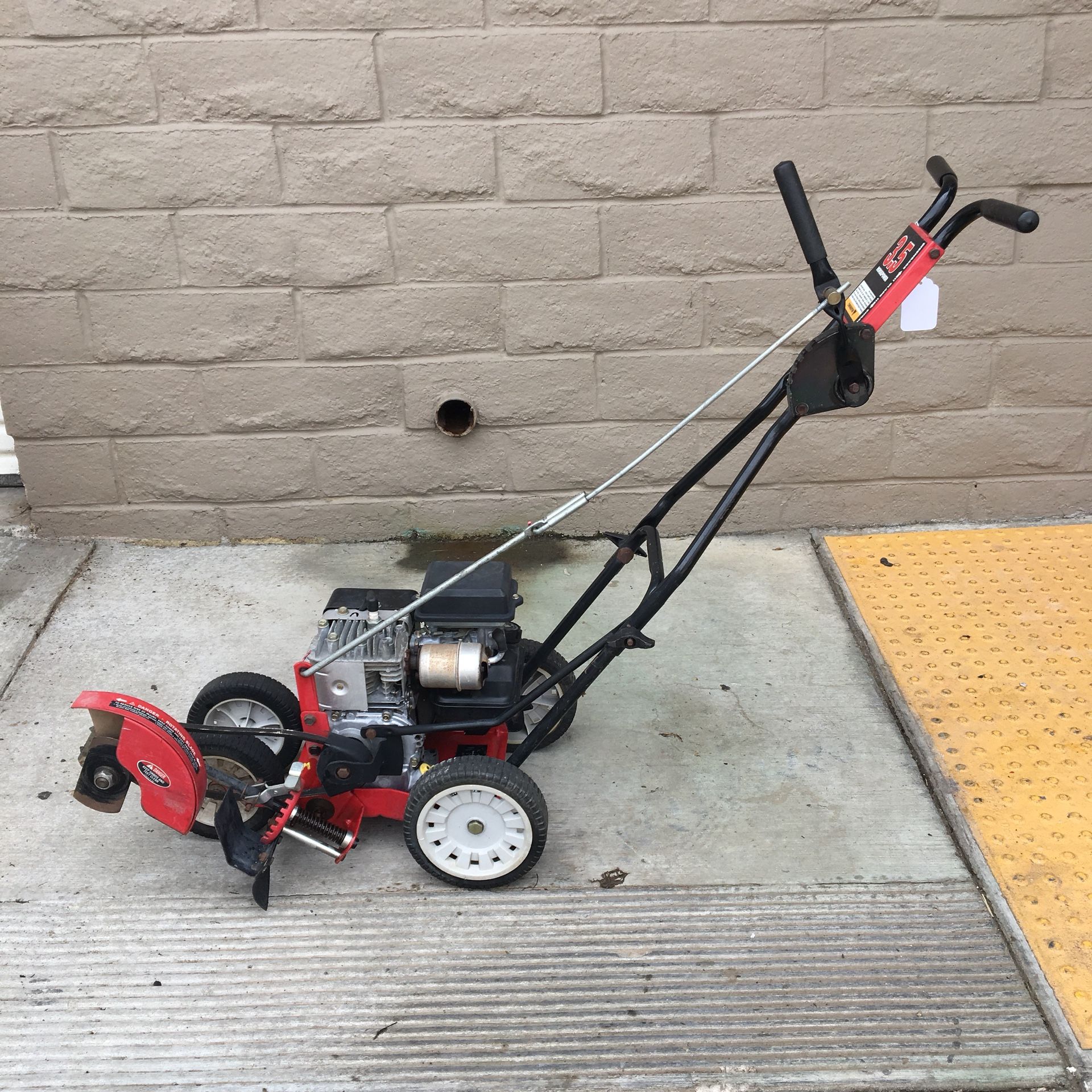 MTD Yard Machines 3.5 HP Edger for Sale in Riverside, CA OfferUp