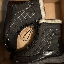 Women’s Size 8 Waterproof Shoes ; Faux Fur Lined Inside 