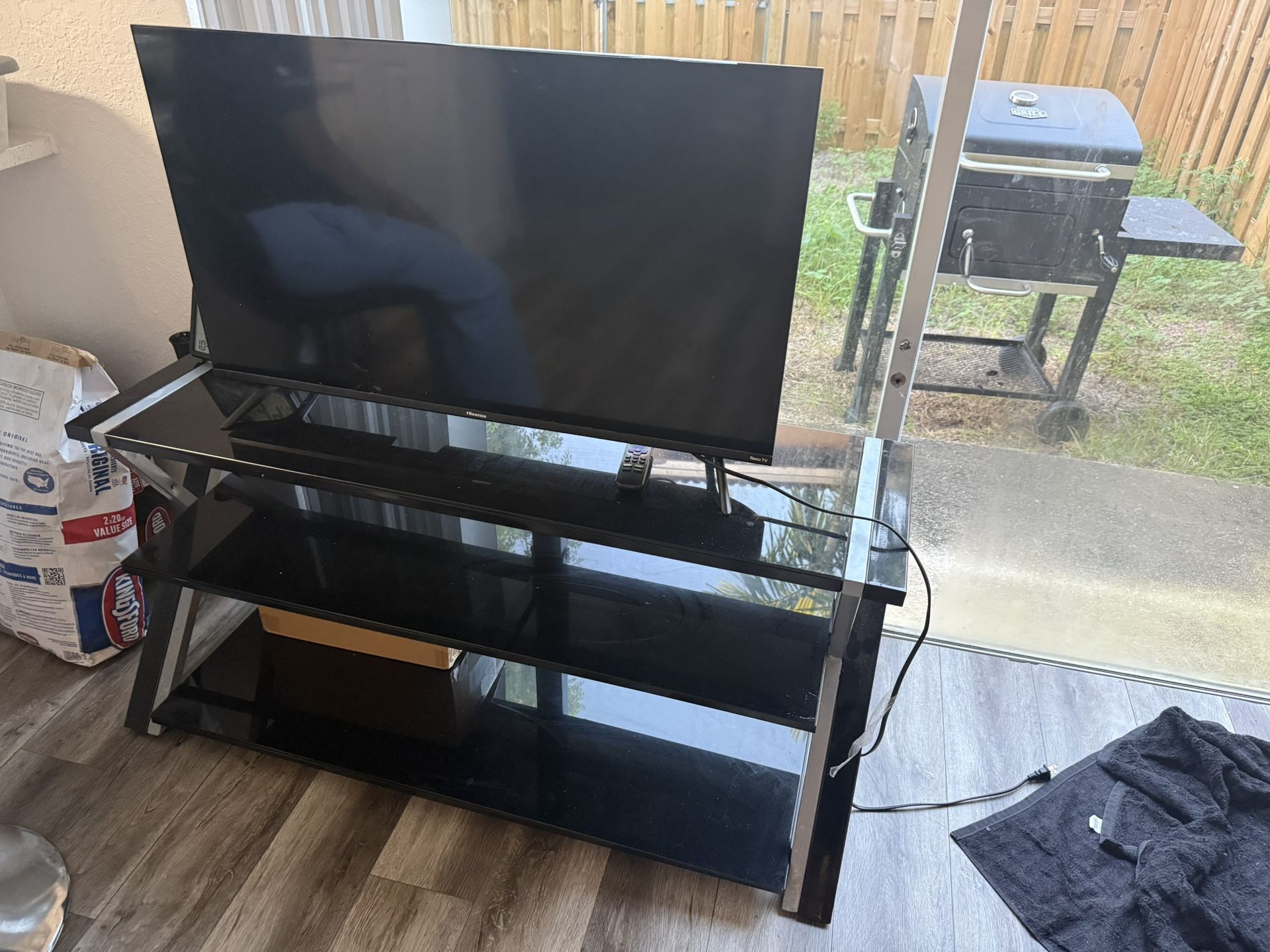 hisense tv And Tv Stand