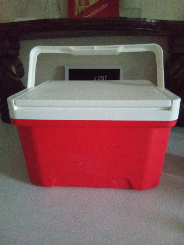 Igloo Cooler...13 Cans/ 8 Liters/9 Quarts...🏁$5🏁