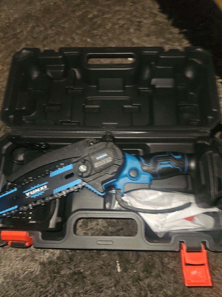Mini cordless saw