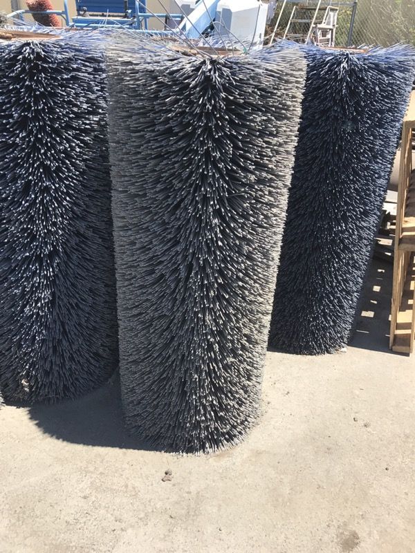 Livestock scratching post (Street sweeper Brooms) for Sale in Vallejo