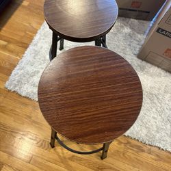 2 Swivel Height-Adjustable Bar stools